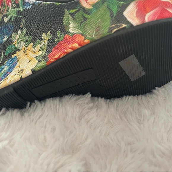 NWT Floral Black Wedge Sandals with flaw - Picture 3 of 7